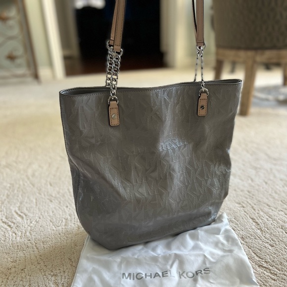 Michael Kors Patent Monogram tote bag in grey 🤍 - Picture 2 of 6